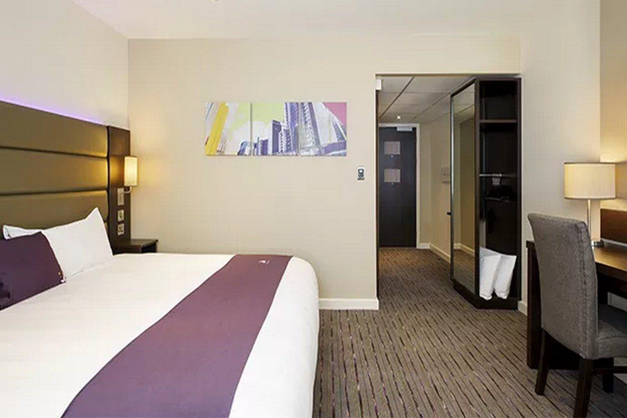 Premier Inn Epsom Central Exterior photo